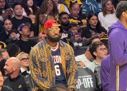 Meji's photos: LeBron is wearing his youngest son Bryce's college uniform and watching the game from the sidelines
