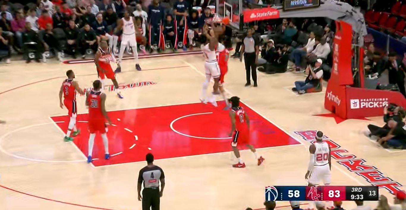 Sarr scored 10 points and grabbed 5 rebounds in a single quarter. The Wizards won by 11 points in a single quarter to maintain suspense.