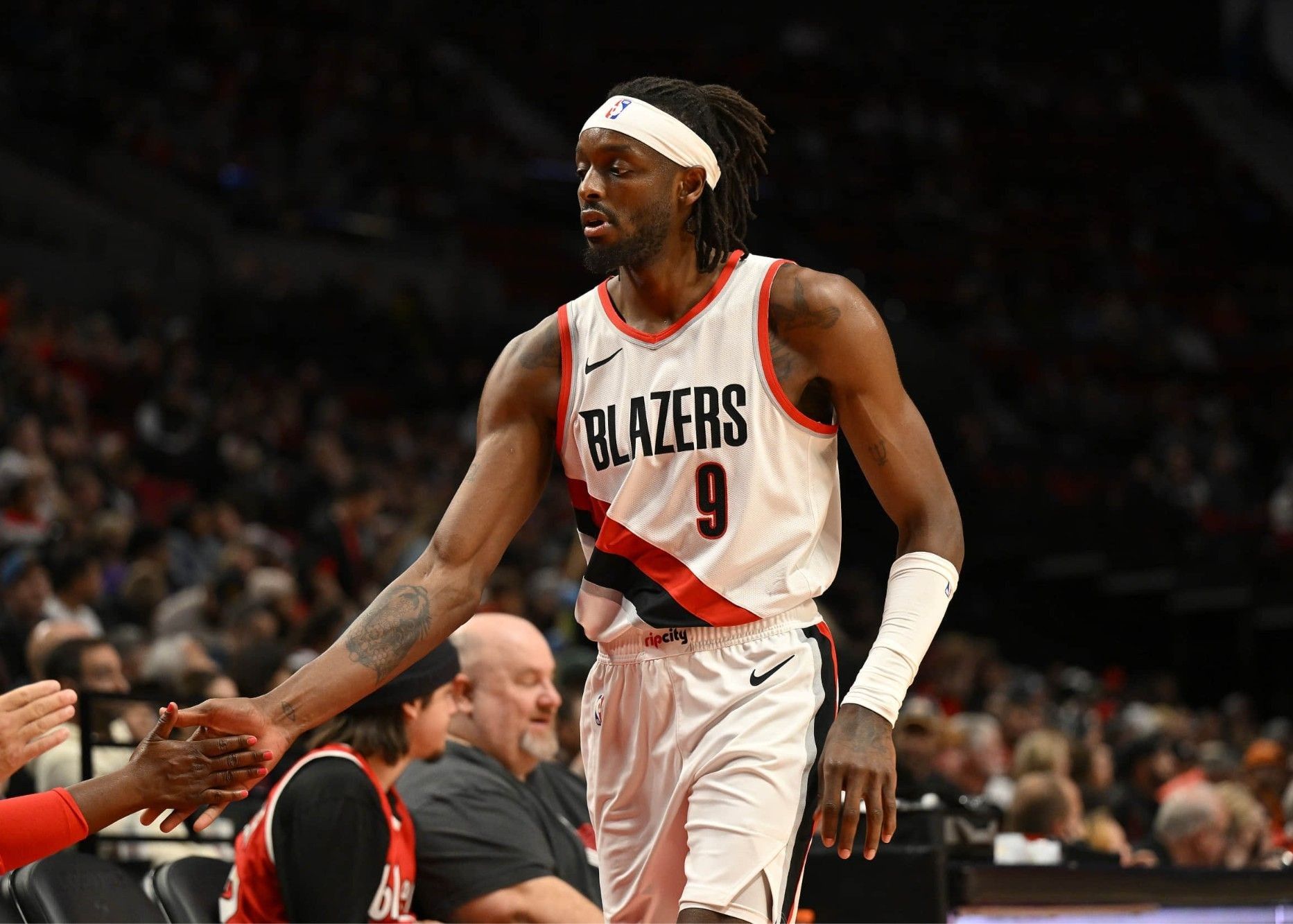 Team reporter: The Trail Blazers organized a closed-door conversation after their defeat against the Rockets, hoping to maintain unity through the conversation