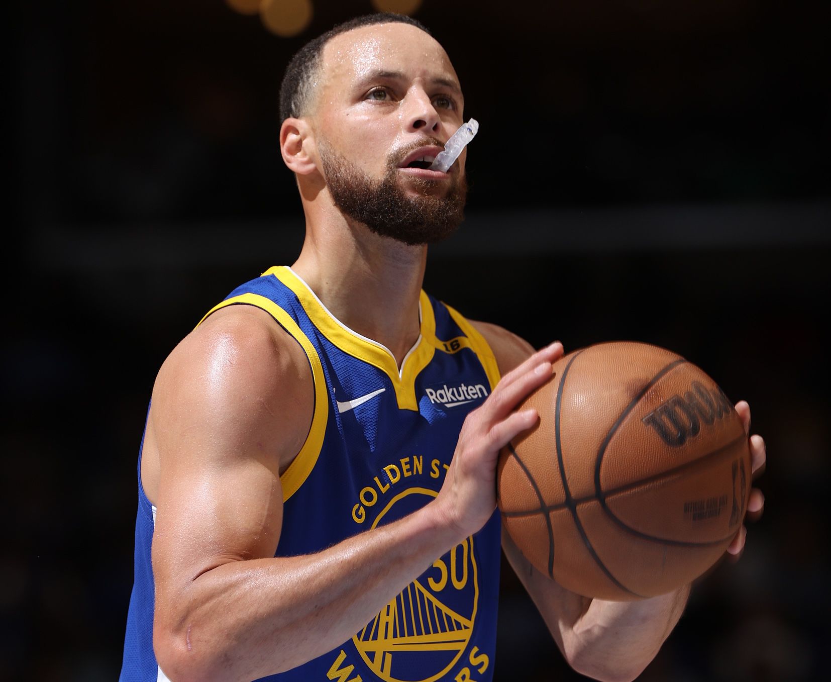 Stay strong with old age! Curry became the oldest point guard in NBA history to score 45 points in two consecutive games.