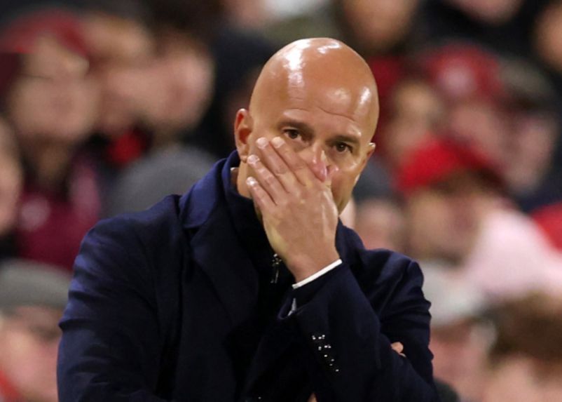 Liverpool became the fourth defending champion team to suffer four consecutive defeats in the Premier League and the second time this happened.